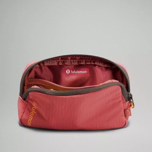 🆕 .7L BRIER ROSE - NWT lululemon mini belt bag - Picture 14 of 15